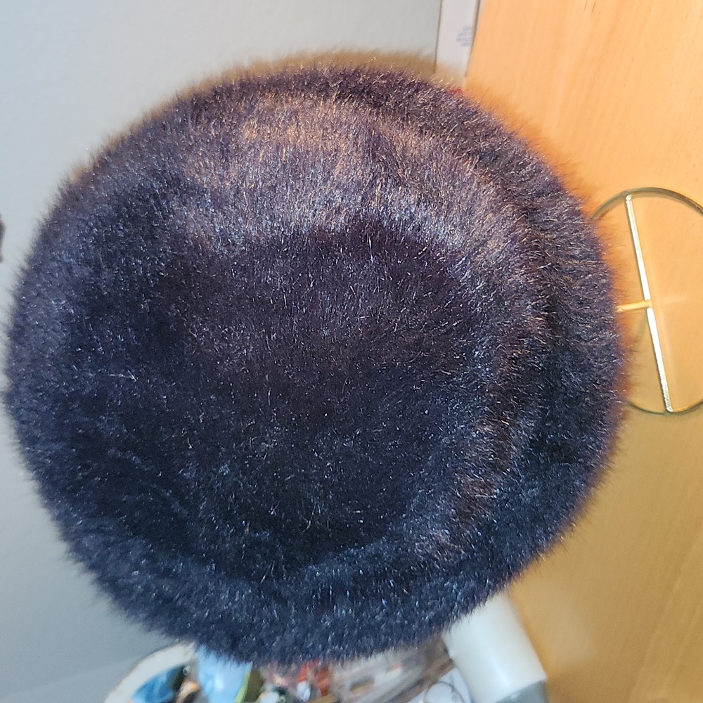 Betmar Faux Fur Convertible into bucket hat - Picture 5 of 8